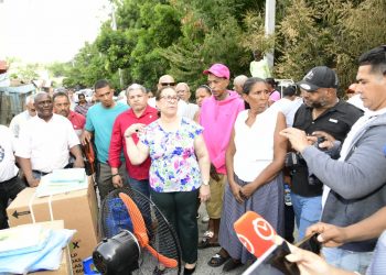 Gobernadora Rosa Santos encabeza entrega de ayuda a familias afectadas por incendio en la comunidad de Rafey