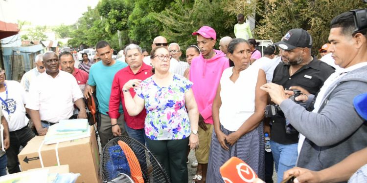 Gobernadora Rosa Santos encabeza entrega de ayuda a familias afectadas por incendio en la comunidad de Rafey