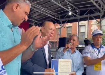 Alcalde de Santiago recibe proclama del Capitolio en el Festival del Boulevard Juan Pablo Duarte en Nueva York