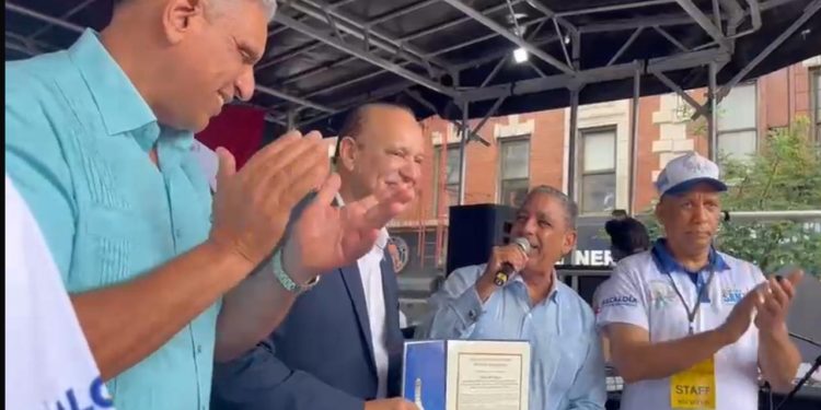 Alcalde de Santiago recibe proclama del Capitolio en el Festival del Boulevard Juan Pablo Duarte en Nueva York