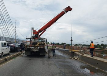 CUED y Obras Públicas coordinarán reposición de postes eléctricos en el Puente de la 17