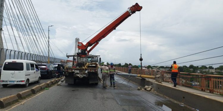 CUED y Obras Públicas coordinarán reposición de postes eléctricos en el Puente de la 17