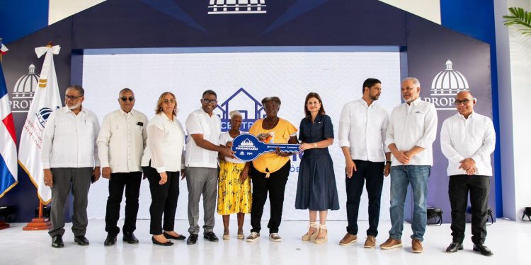 Raquel Peña entrega 40 viviendas a damnificados en San Cristóbal y apertura el Dominican Cigar Center 2025