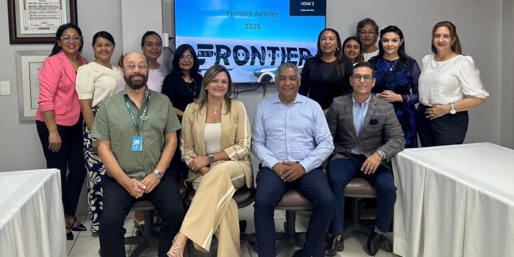 Cluster Turístico de Santiago y Frontier Airlines estrecha vínculos durante un encuentro en Santiago
