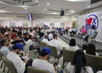 Coordinador nacional de campaña de Carolina Mejía inspira jóvenes de Santiago