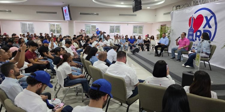 Coordinador nacional de campaña de Carolina Mejía inspira jóvenes de Santiago