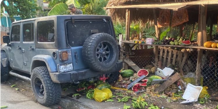 Se accidentan 15 haitianos en vehículo que era perseguido