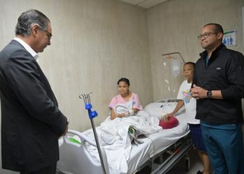 Director de SeNaSa visita sobreviviente del Jet Set en el hospital Salvador B. Gautier