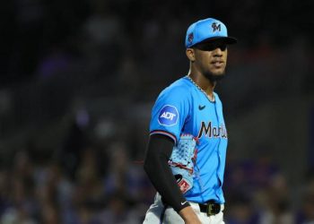 Eury Pérez regresa a MLB tras 628 días y poncha a cinco en su debut