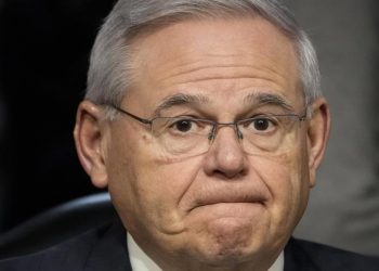 El exsenador Bob Menéndez ingresa a prisión para cumplir condena de 11 años por soborno