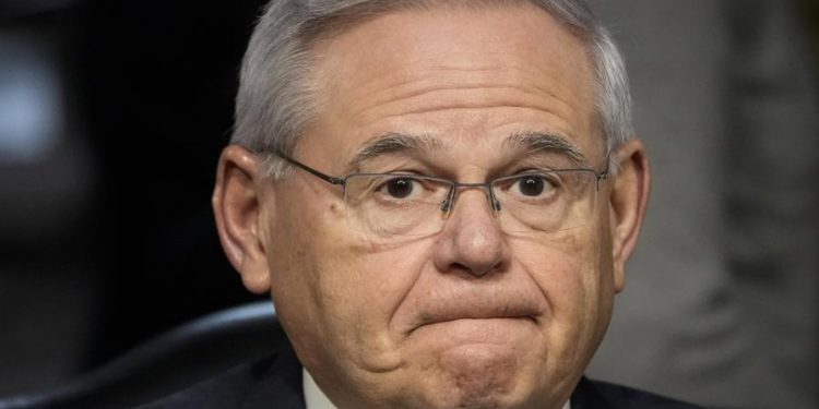 El exsenador Bob Menéndez ingresa a prisión para cumplir condena de 11 años por soborno