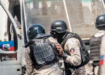 Tres policías mueren emboscados por bandas armadas en el centro de Haití