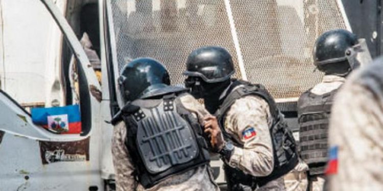 Tres policías mueren emboscados por bandas armadas en el centro de Haití