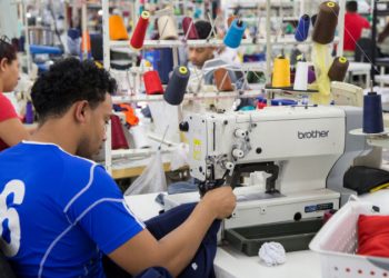 Industria textil advierte colapso por precios de la ropa importada desde China