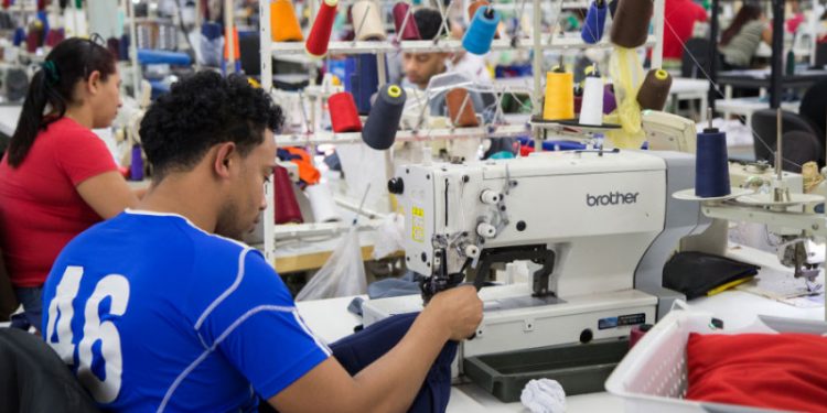 Industria textil advierte colapso por precios de la ropa importada desde China