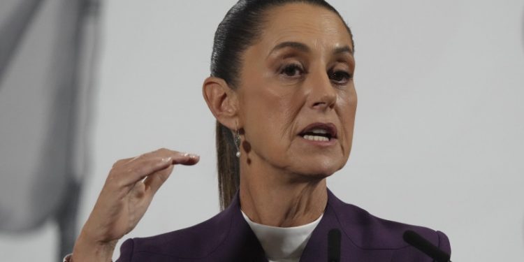 Presidenta de México dice que redadas de migrantes son "injustas" y dañan economía de EEUU