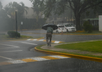 Vaguada provocará lluvias este lunes; el polvo del Sahara mantiene el cielo gris