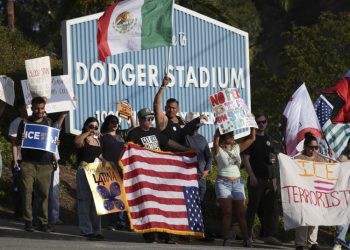 Gobierno de Trump demanda a Los Ángeles por no cooperar en redadas migratorias