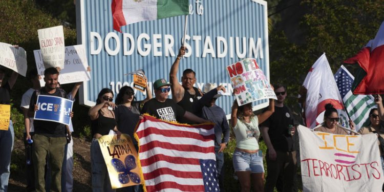 Gobierno de Trump demanda a Los Ángeles por no cooperar en redadas migratorias