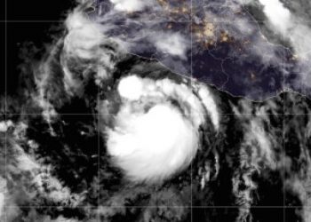 El huracán Flossie se fortalece aún más frente a la costa mexicana del Pacífico