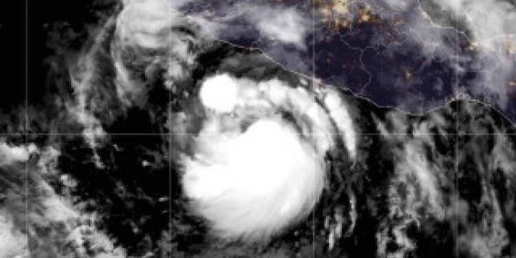 El huracán Flossie se fortalece aún más frente a la costa mexicana del Pacífico