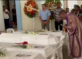 Sepultan restos de familia que murió al incendiarse su vivienda mientras dormían