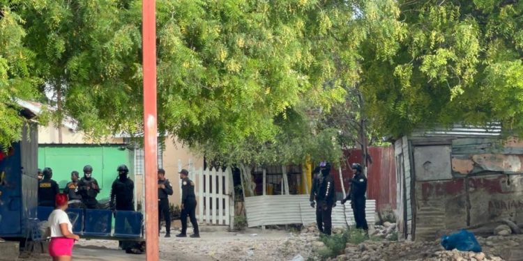 Policías y militares intervienen barrios de Barahona contra la criminalidad