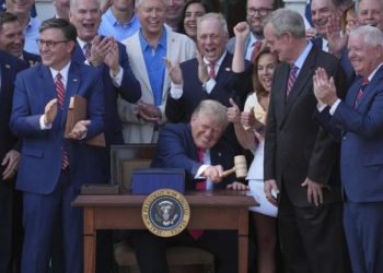 Es oficial: Trump convierte en ley paquete de exenciones fiscales