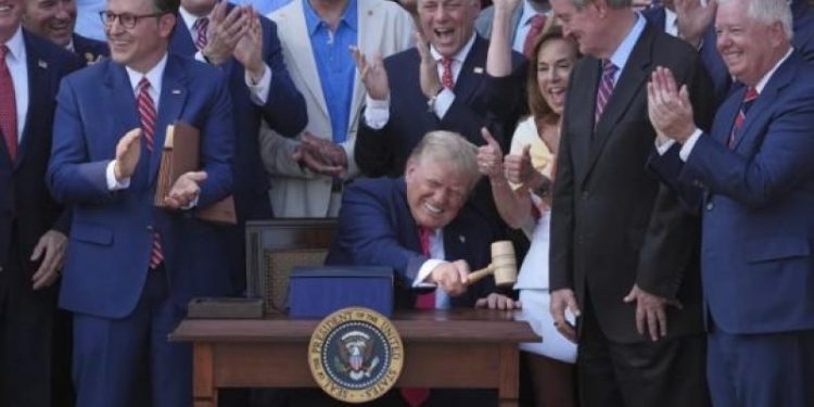 Es oficial: Trump convierte en ley paquete de exenciones fiscales