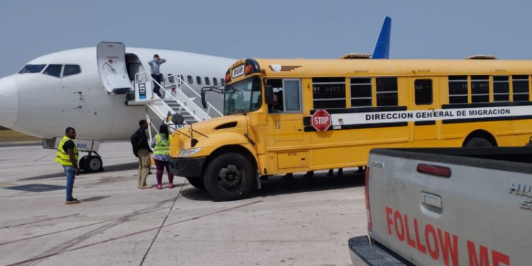 Llegan a RD 102 dominicanos deportados desde Estados Unidos