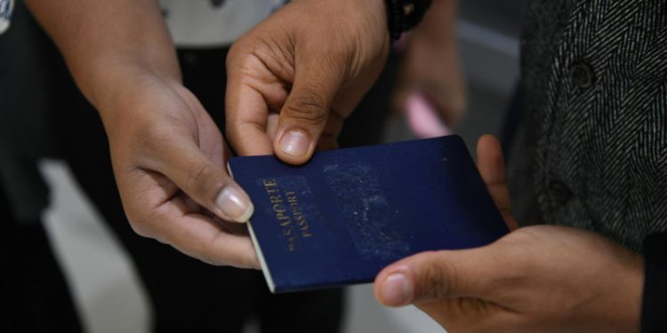 Portadas de libretas de pasaporte dominicano presentan desgastes: ¿Qué pasa y qué dice la institución?