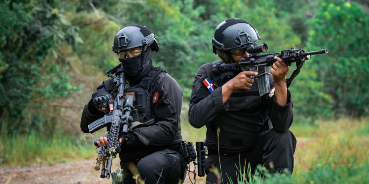 Fuerzas Armadas entrenan comandos antiterrorismo
