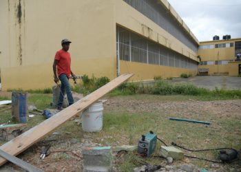 Reparan escuelas de Santiago para nuevo año escolar