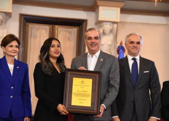 Carisa Musialik, la dominicana que cruza fronteras con su enseñanza y fue reconocida por el Gobierno