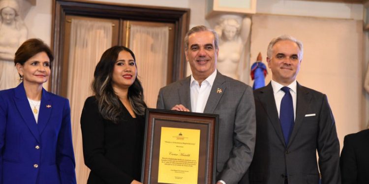 Carisa Musialik, la dominicana que cruza fronteras con su enseñanza y fue reconocida por el Gobierno