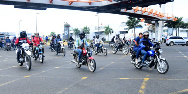 Oleadas de motoristas desenfrenados desafían la ley y ponen vidas en peligro en las calles
