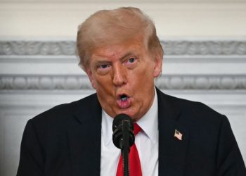 Gobierno Trump enfrenta batalla legal por bloquear beneficios de salud a inmigrantes