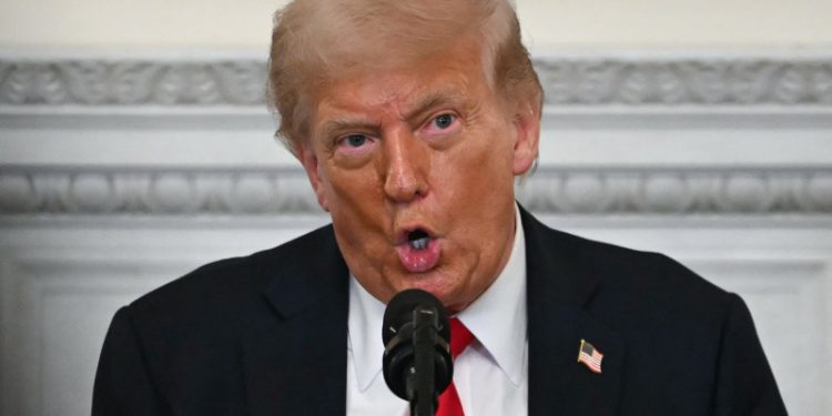 Gobierno Trump enfrenta batalla legal por bloquear beneficios de salud a inmigrantes