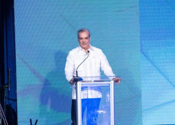 Abinader admite deficiencias en hospitales durante premiación del SNS