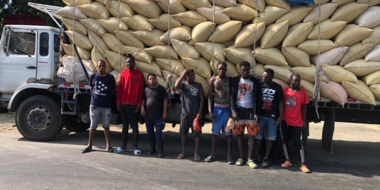 Ejército detiene camión con haitianos indocumentados ocultos entre sacos de paja de arroz