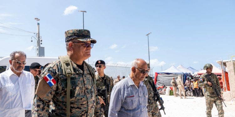 Secretario general de la OEA supervisa la frontera junto a ministro de Defensa de RD