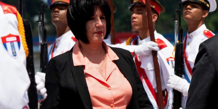 La ministra que negó existencia de mendigos en Cuba renunció a su cargo, acusada de falta de sensibilidad