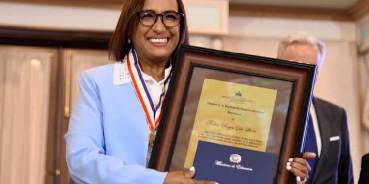 Teófila Reyes, premio a la excelencia magisterial 2025: El sistema requiere que todos aportemos, sino se tambalea