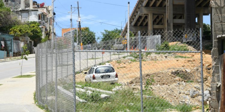 Desalojan familias ubicadas debajo del puente de La 17