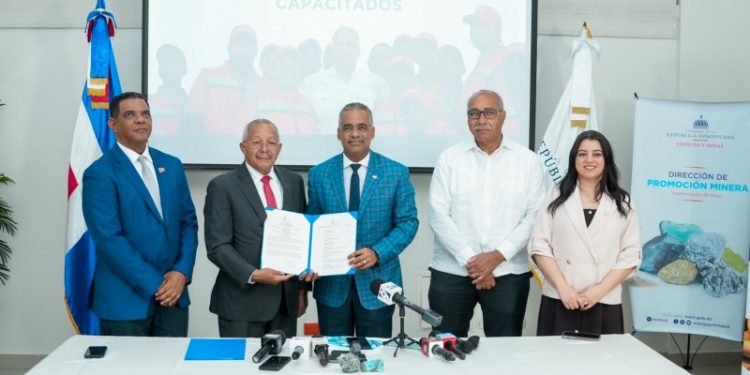 RD recibe certificacion internacional que asegura el larimar propio de Barahona a nivel internacional