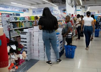 Venta de útiles escolares superan los regalos para papá este domingo