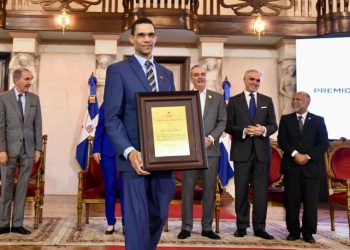 El amor por el inglés y la docencia le dieron a Juan Soto el premio a la excelencia magisterial 2025