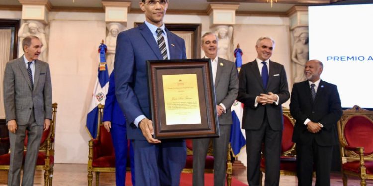 El amor por el inglés y la docencia le dieron a Juan Soto el premio a la excelencia magisterial 2025