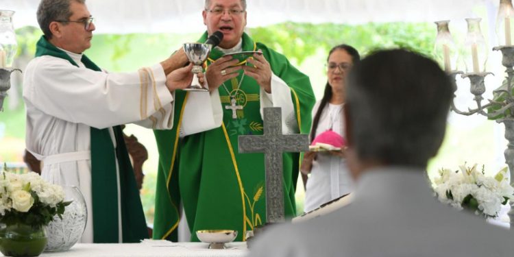 Día de los Padres: Misas ayer en cementerios en tributo a los padres