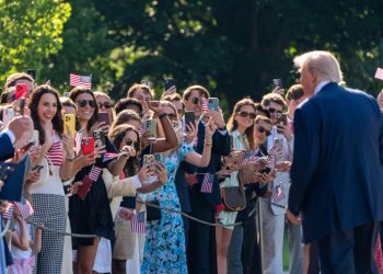 Sondeo da a Trump un amplio margen de popularidad